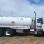 Camión de vacío de Alquiser de 80 barriles con señalización de mercancías peligrosas