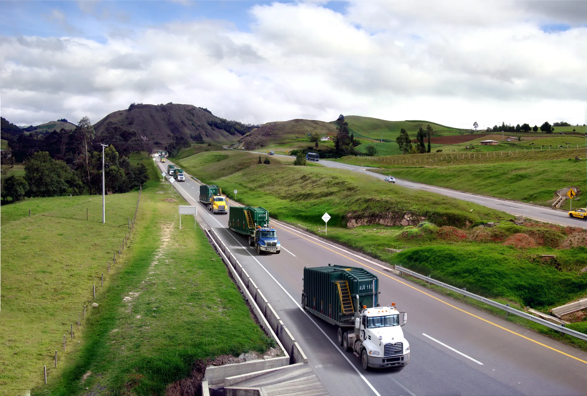 Convoy de Alquiser transportando frac tanks de 500 barriles por autopista