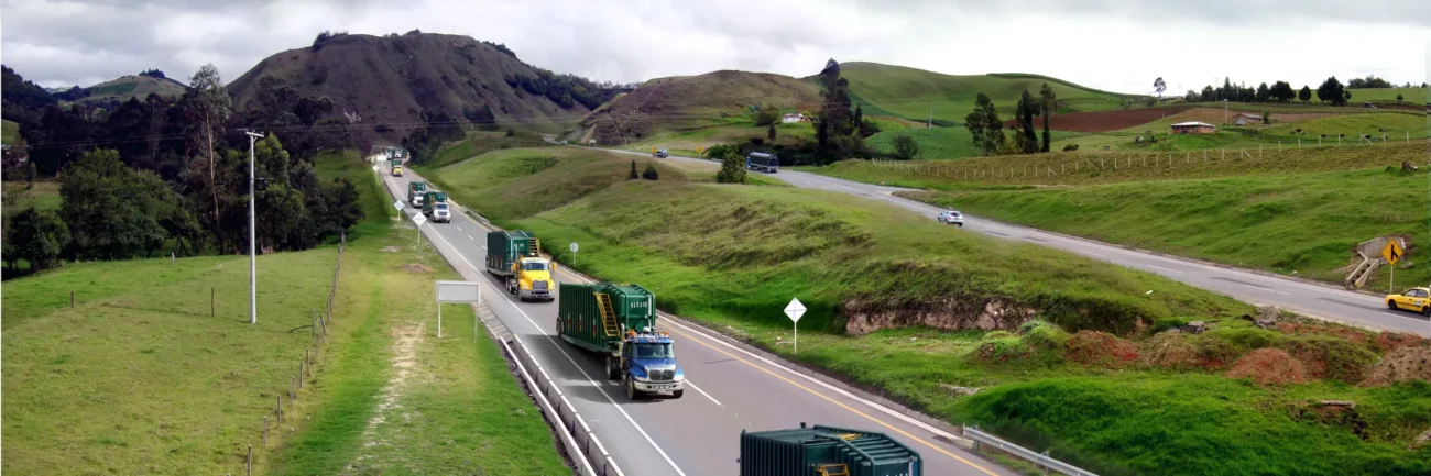 Convoy de frac tanks de Alquiser en autopista