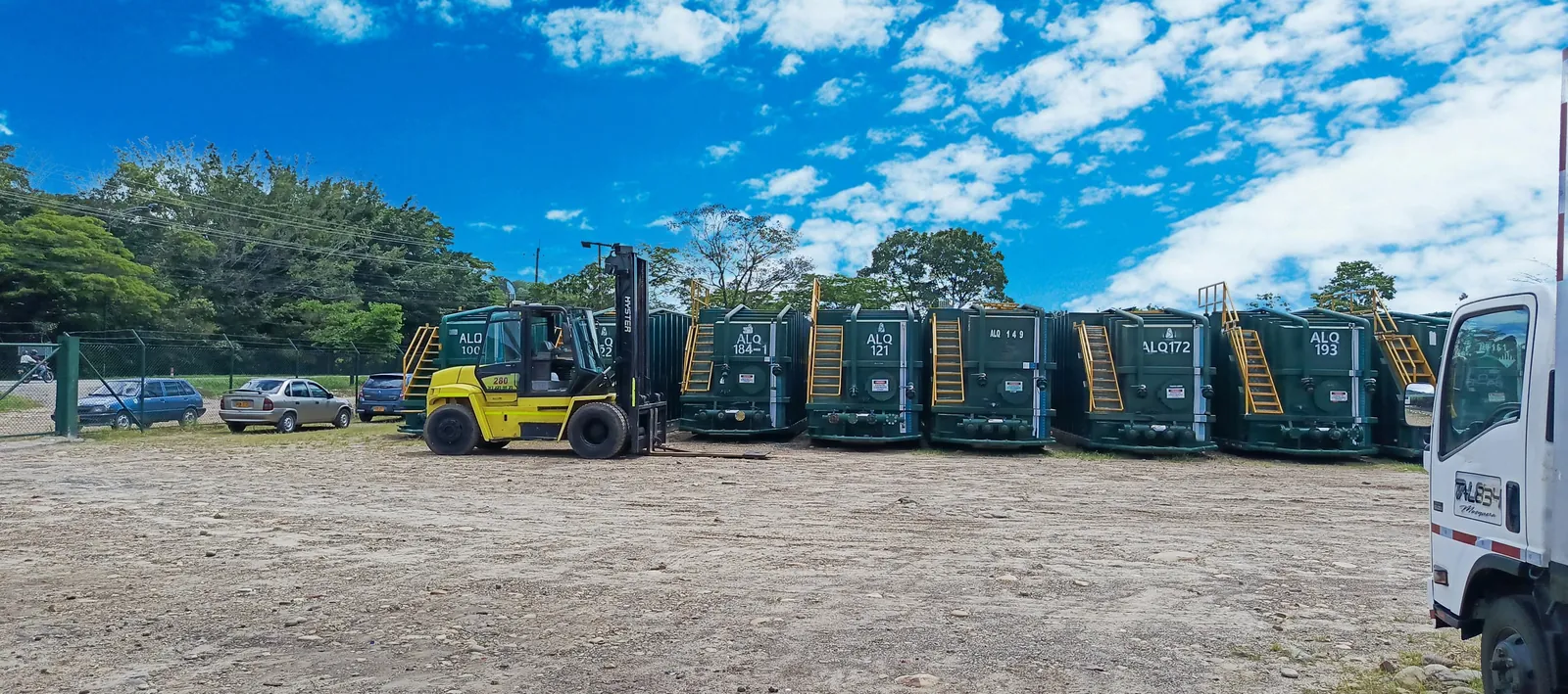Fila de frac tanks de 500 barriles en el patio de Alquiser