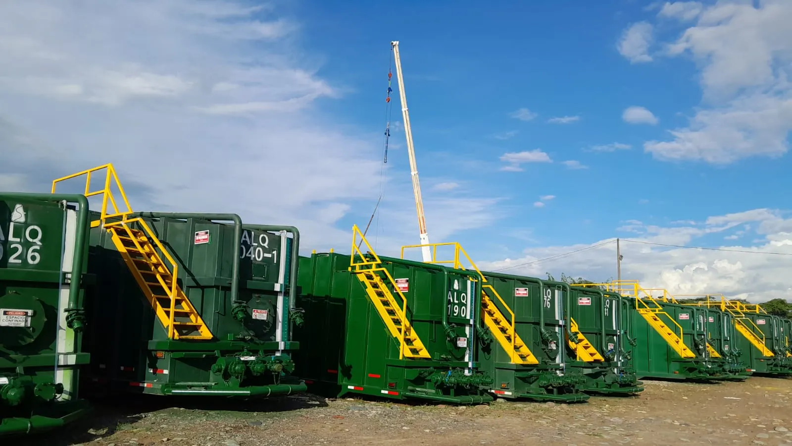 Frac tanks de 500 barriles de Alquiser alineados en patio, con escaleras de acceso