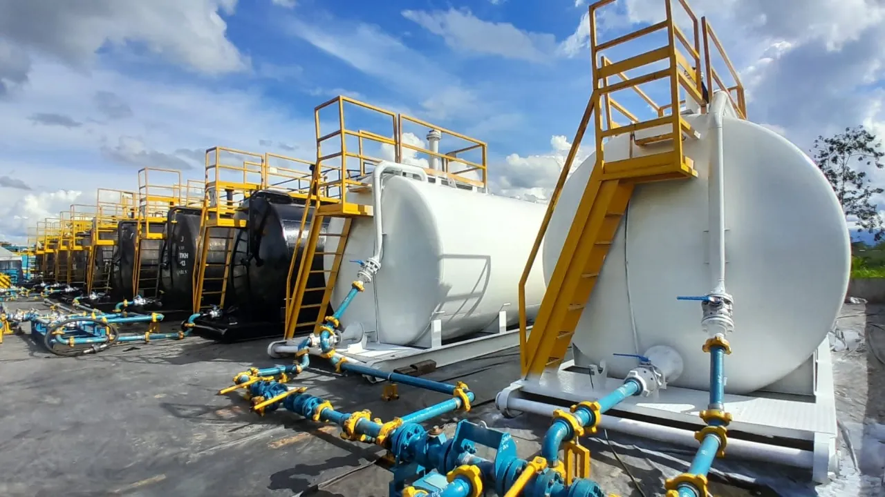 Tanques cilíndricos de Alquiser interconectados en operación