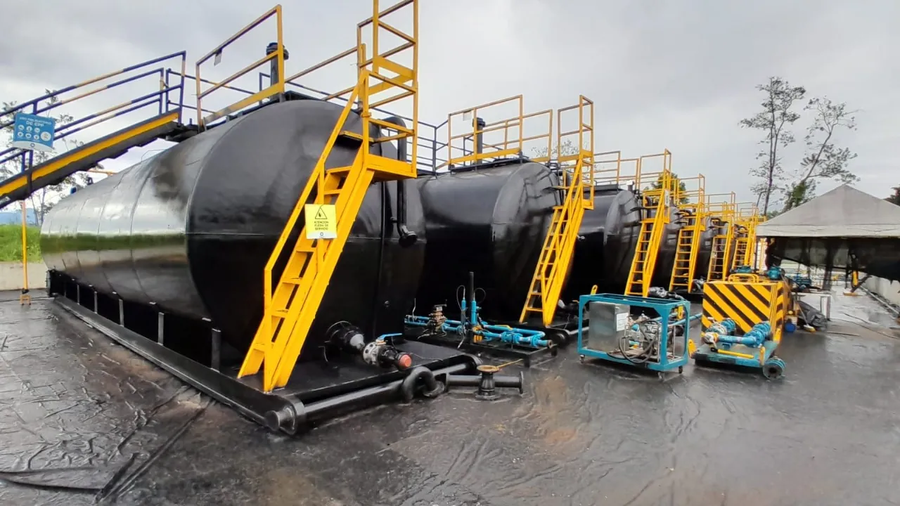 Tanques cilíndricos horizontales interconectados en operación