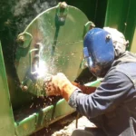 Soldador de Alquiser reparando el registro de acceso de un frac tank