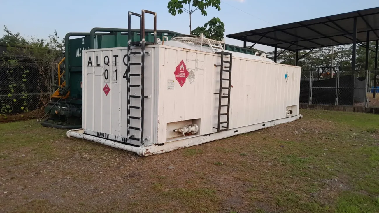 Tanque de diésel de 5000 galones con dique de contención y señalización NFPA de líquido inflamable