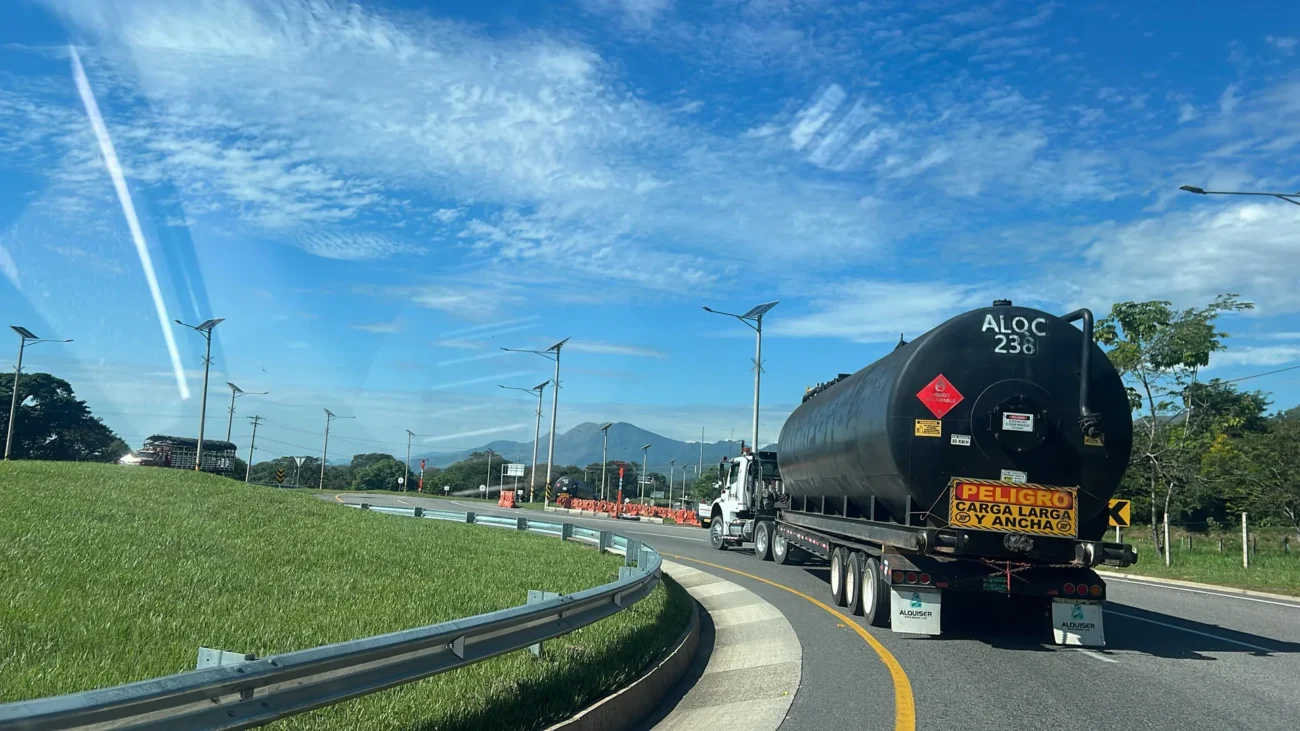 Cómo se transporta un tanque industrial de forma segura